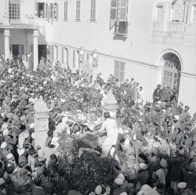 مراسم خاک‌سپاری گاندی در سال 1948. او توسط 