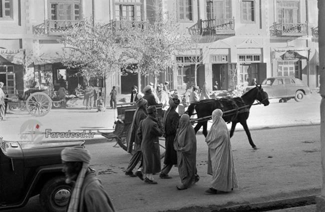 تردد زنان با روبند و چادر در خیابان های کابل. سال 1961