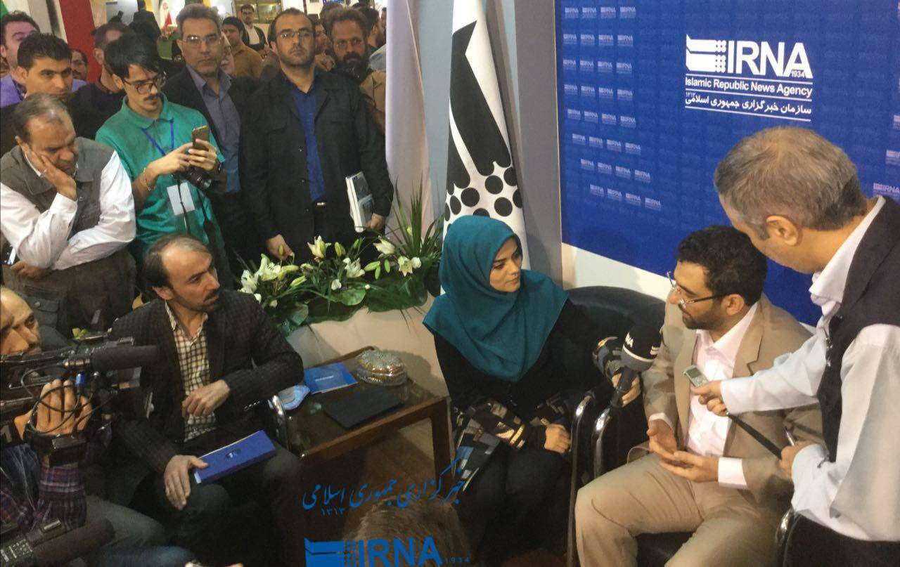 آذری جهرمی در غرفه ایرنا: اجازه دهیم فرصت های فضای مجازی دیده شود