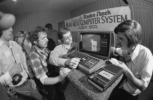 میکرو کامپیوتر جدید TRS-80 شرکت ریدیوشک، برای اتصال به تلویزیون های معمول خانگی از یک صفحه کلید کامپیوتری استفاده می کرد. این عکس در سال 25 اوت 1977 گرفته شده است