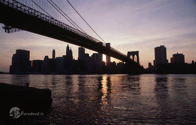 نمایی از شهر نیویورک و پل بروکلین در حین غروب، در حالیکه شهر دچار خاموشی گسترده شده بود. این عکس در تاریخ 14 ژوئیه 1977 گرفته شده است