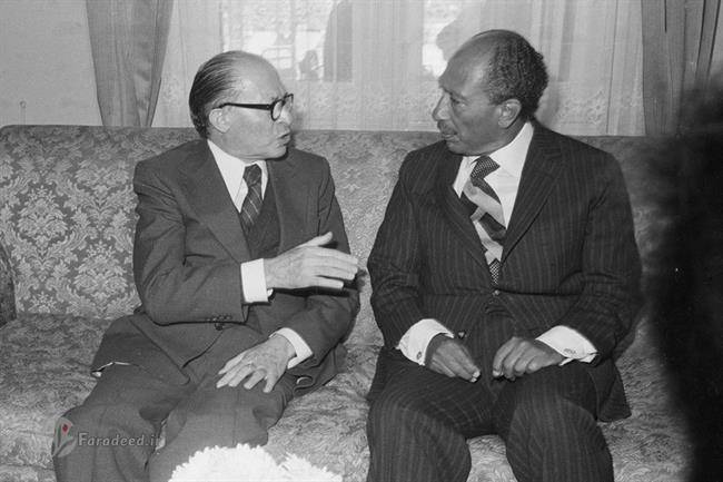 دیدار مناخم بگین، نخست وزیر رژیم صهیونیستی و انور سادات، رئیس جمهوری مصر در شهر اسماعیلیه در مصر. این دیدار در سال 1977 و به جهت ایجاد صلح در خاورمیانه صورت گرفت