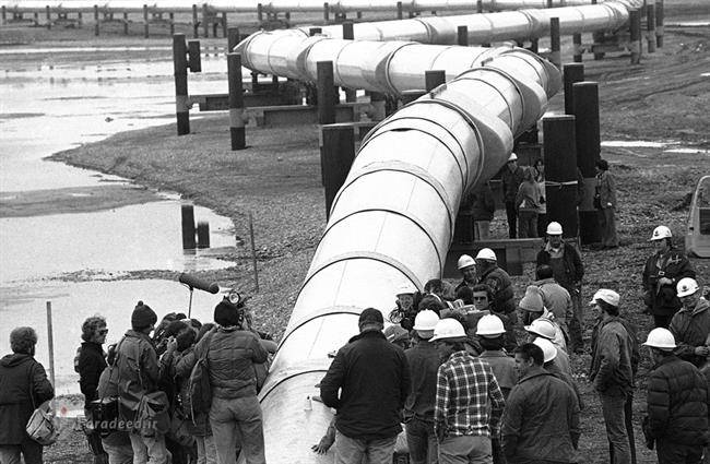 استخراج اولین بشکه نفت از خط لوله آلاسکا در 21 ژوئن 1977