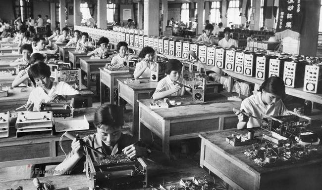 تصویری از خط مونتاژ یک کارخانه در چین در 1977