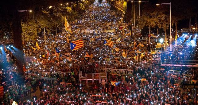 برپایی تظاهرات گسترده در بارسلونا/معترضان خواستار آزادی مقامات بازداشت شده دولت محلی هستند