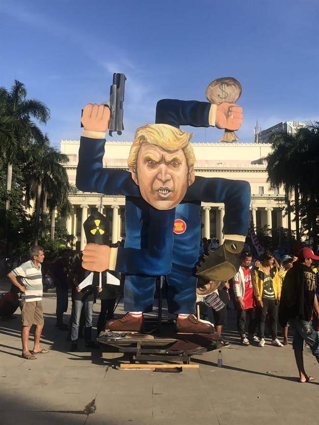 چهارمین روز تظاهرات ضدآمریکایی مردم فیلیپین/ پرچم آمریکا به آتش کشیده شد