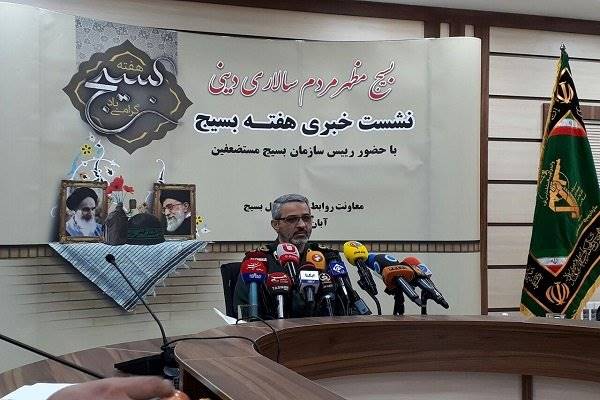 بسیجیان از سراسر کشور در حال کمک رسانی به زلزله زدگان هستند