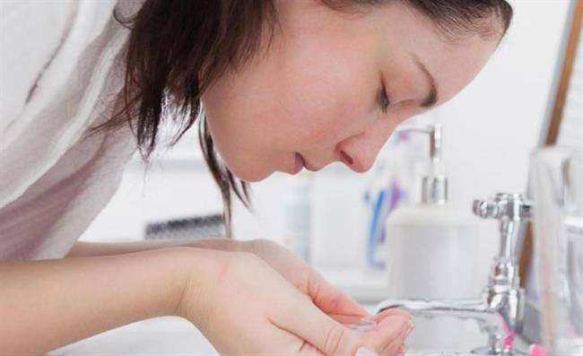 woman-washing-face