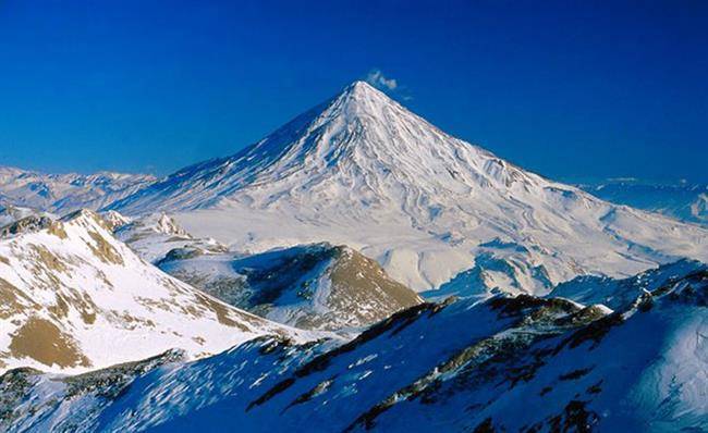 Damavand-Peak-by-Hamid-Yaghoubi