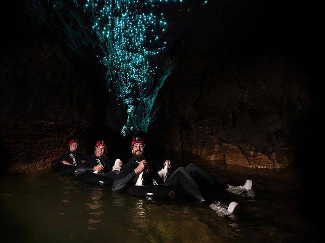 تماشای کرم های درخشان در غار وایتومو ، نیوزیلند