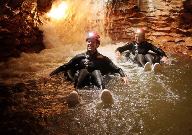 بازدیدکنندگان غارهای وایتومو، از جاذبه های بزرگ توریستی نیوزیلند