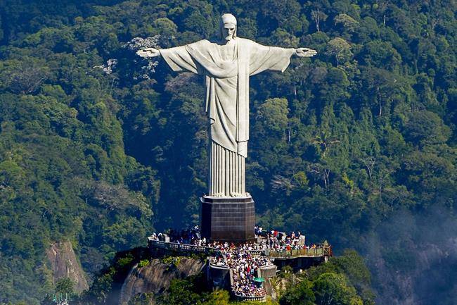 مجسمه مسیح منجی Christ the Redeemer در ریو، برزیل