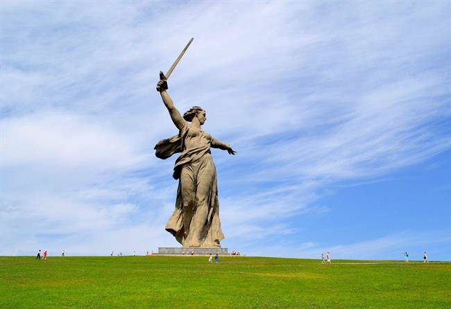 یادمان مام میهن فرامی خواند The Motherland Calls