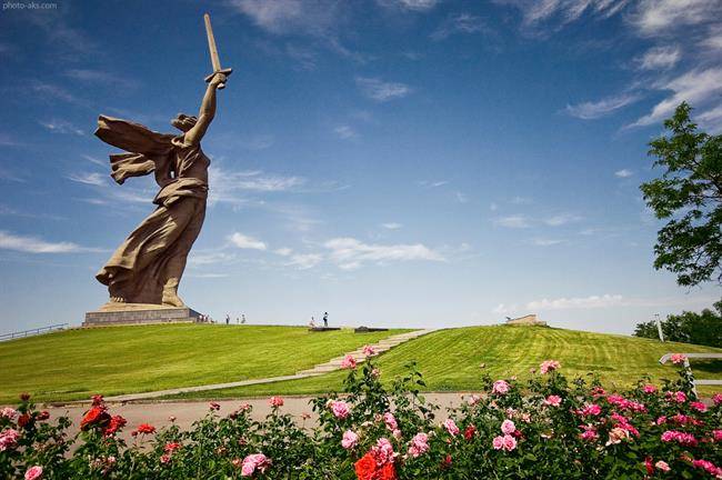 یادمان مام میهن فرامی خواند The Motherland Calls