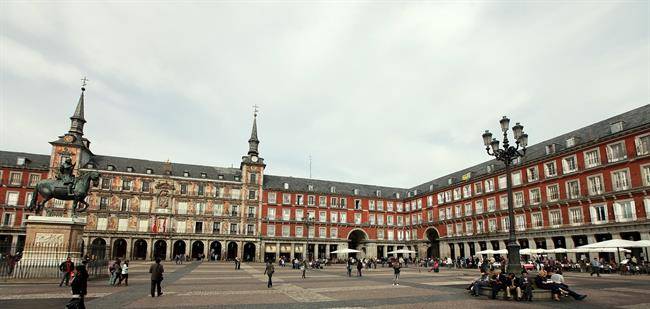 فضای باشکوه قرن هفدهمی در میدان مایور Plaza Mayor