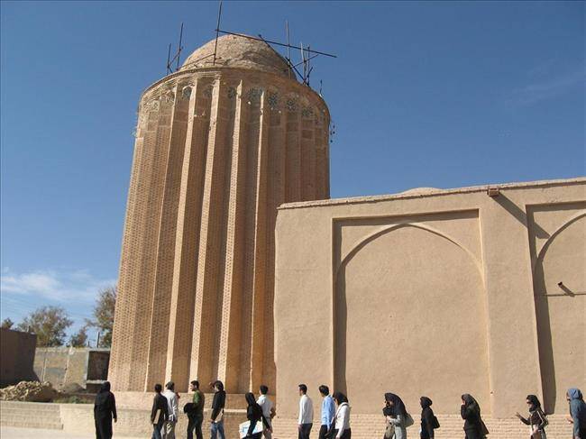 نمای برج طغرل ورامین