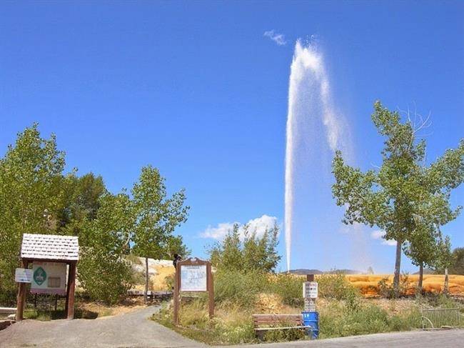 آبفشان سودا اسپرینگ (Soda Springs Geyser)