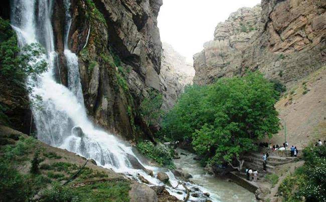 آبشار آب سفید در استان لرستان