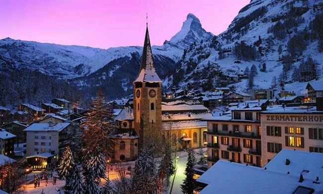 8-zermatt-winter_0003_winterabend-romantische-dorfstimmung-mit-kirche