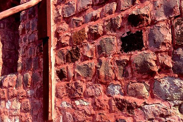 بررسی علل تخریب بخشی از دیوار قلعه پرتغالی‌ها در جزیره هرمز