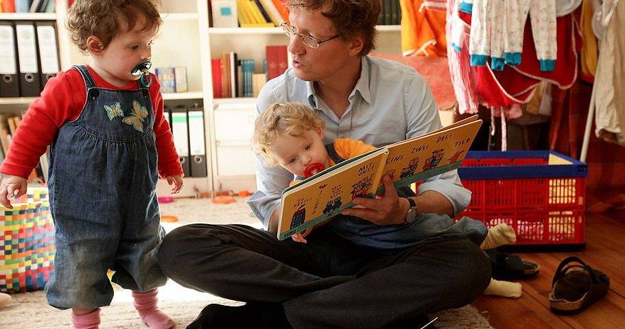 به جای سرگرمی با موبایل و تبلت برای کودکان کتاب بخوانید تا کنجکاوتر شوند