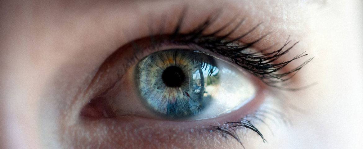 5 نشانه و علامت مشکلات چشمی رایج و نحوه درمان آن‌ها