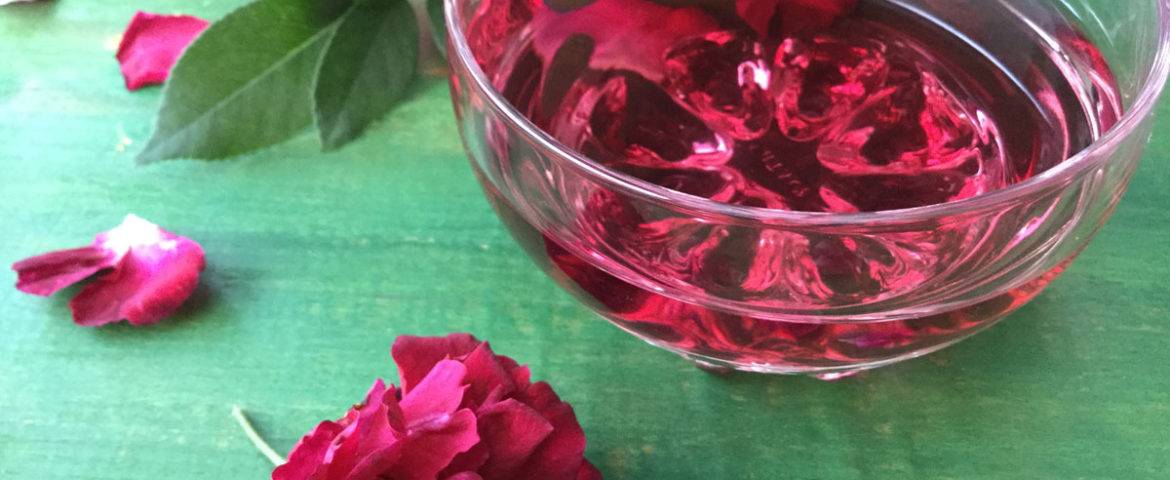 با گلبرگ‌های گل رز، عطر خانگی درست کنید