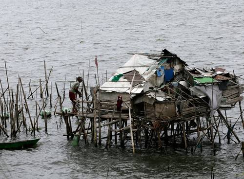 توفان در فیلیپین زندگی 150 هزار نفر را مختل کرد/سه نفر کشته و 6 نفر ناپدید شدند