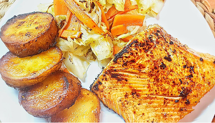 سرخ کردن ماهی در کنار سبزیجات معطر و خوش‌رنگ