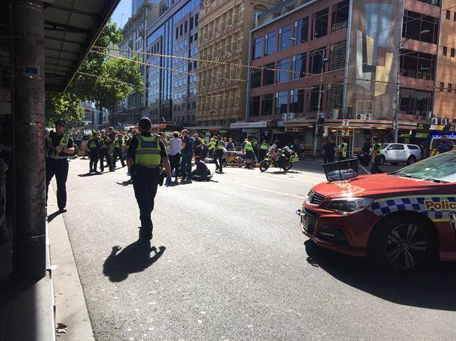 ورود خودرو به میان جمعیت در شهر ملبورن استرالیا/12 نفر زخمی شدند