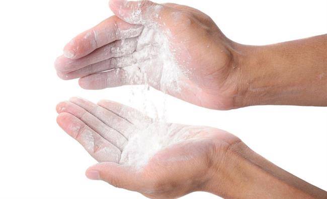 10 راه حل درمان عرق دست‌هایتان