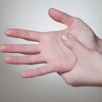 8 دلیل برای سردی همیشگی انگشتان!