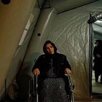 معلولان کرمانشاه از سختی زندگی در چادرها و کانکس‌ها پس از زلزله می گویند