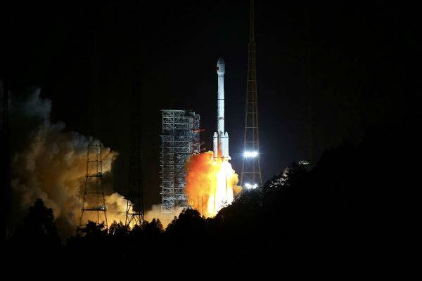 راکت کمکی ماهواره چینی پس از سقوط در نزدیکی یک شهرک منفجر شد