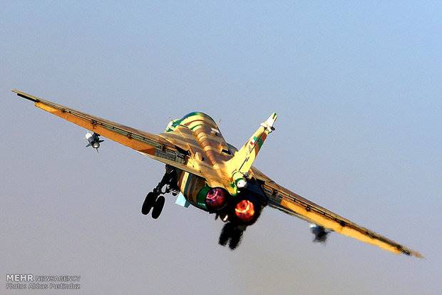 یک فروند هواپیماهای سوخو 24در پایگاه شهید دوران بازآماد شد