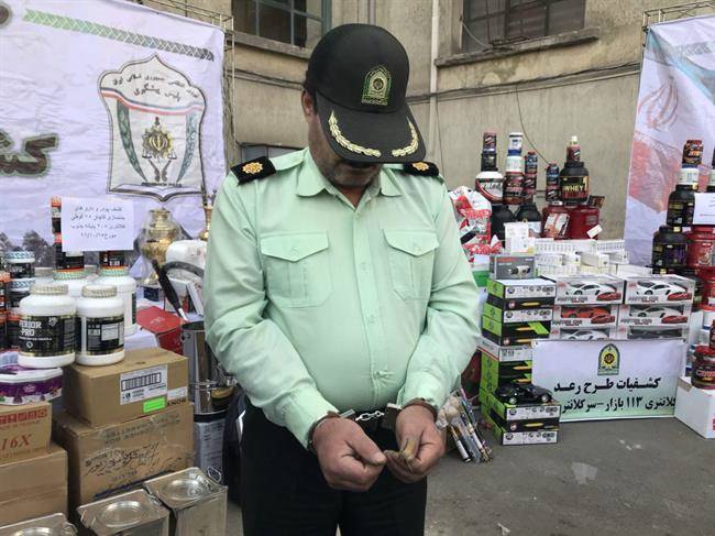 اخاذی سرگرد قلابی از اتباع بیگاه/ درآمد 2 میلیونی در 2 روز + عکس اخاذی سرگرد قلابی از اتباع بیگاه/ درآمد 2 میلیونی در 2 روز + عکس