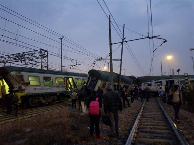خروج قطار از ریل در میلان/یک نفر کشته وبیش از 50 نفر مصدوم شدند+تصاویر