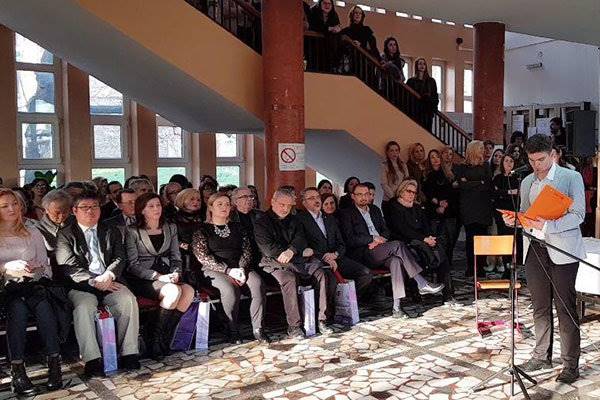 اهدالوح تقدیردبیرستان زبانهای خارجی بلگراد به رایزنی فرهنگی ایران