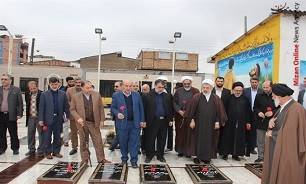 غبارروبی از مزار شهدا در سی و نهمین سالگرد پیروزی انقلاب اسلامی ایران برگزار شد