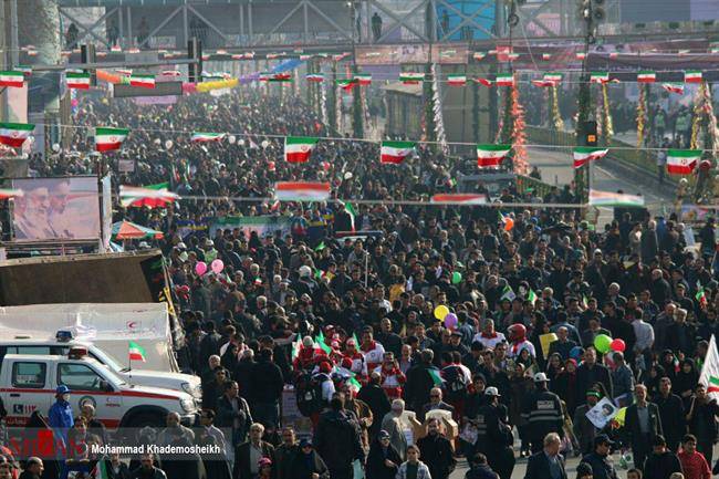 صدها هزار نفر از مردم تهران در میدان آزادی حضور یافتند