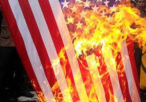 پرچم آمریکا توسط دانشجویان این کشور به آتش کشیده شد