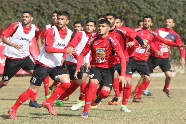 بازیکنان پرسپولیس و نسف قارشی وارد ورزشگاه شدند