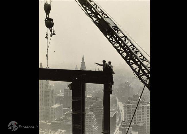مردانی که در حال انجام کار سخت و طاقت فرسا در ارتفاع بسیار خطرناک هستند (1930)
