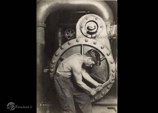 یکی از معروف‌ترین تصاویر هان است که او بر ماشین آلات و عضلات تاکید دارد. (1921)