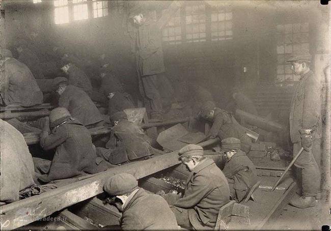 کودکانی که در حال جدا کردن ناخالصی زغال سنگ هستند. فقط این کارفرمایان هستند که از کار سود می برند(1912)