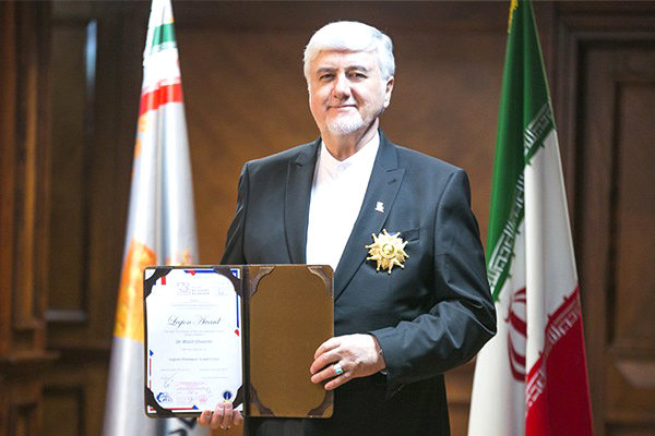 اعطای نشان لیاقت کارآفرینی فدراسیون نخبگان فرانسه به دکتر قاسمی