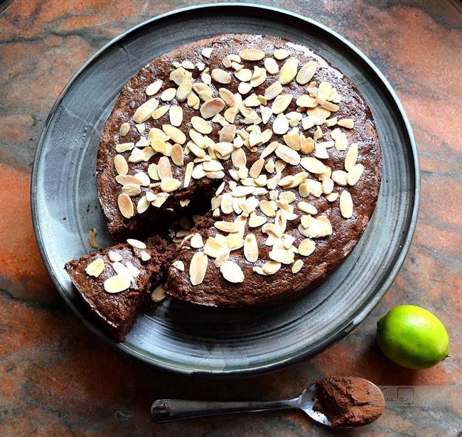 کیک شکلاتی با بادام