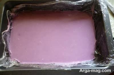ریختن مخلوط ژله در قالب