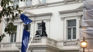 حمله به سفارت ایران در لندن با قمه و چاقو/ کارکنان سفارت در امنیت هستند/ اعتراض شدید ایران به دولت انگلیس/ متعرضان بازداشت شدند + فیلم و عکس