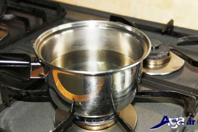 قرار دادن مخلوط شکر و آب و گلاب بر روی گاز 